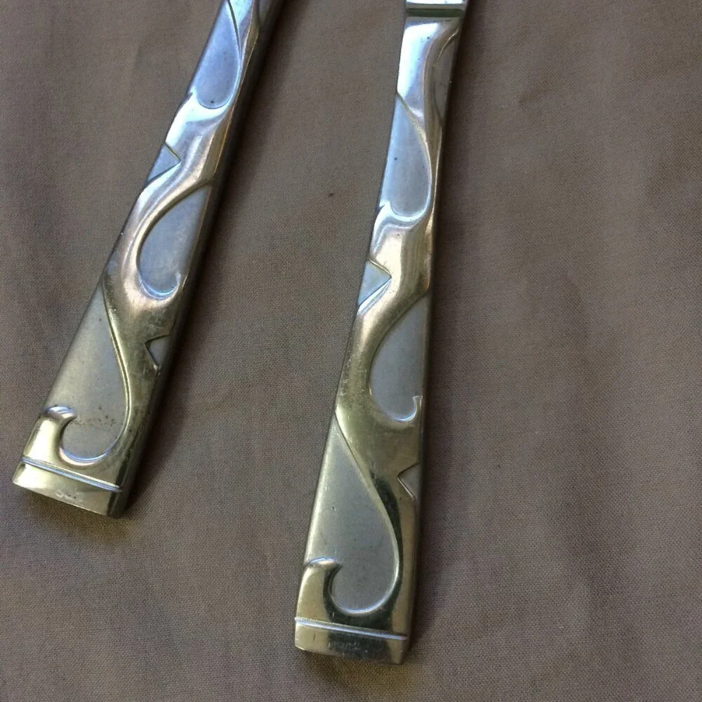 Oneida Tuscany Flatware 2 Dinner Knives 2-10 China 9 1/2”